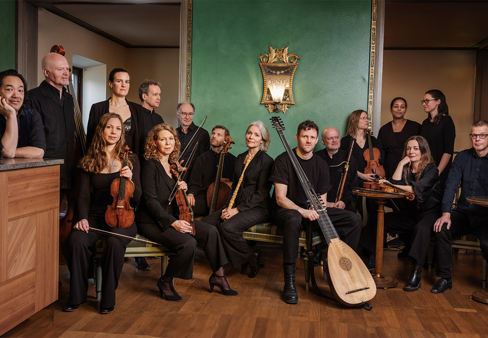 Stor grupp med musiker. Fotografi.