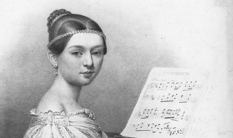 Illustration av ung kvinna vid piano.