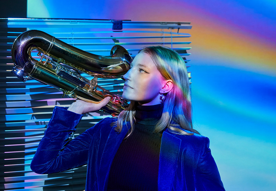Kvinna med saxofon. Fotografi.