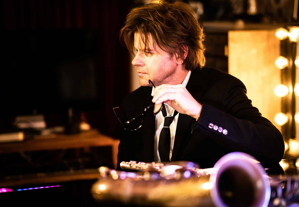 Man som står i en bar. Fotografi.
