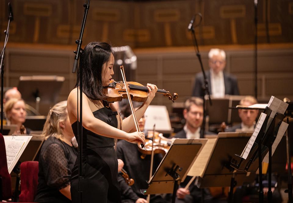 Woman playing violin. Photo.