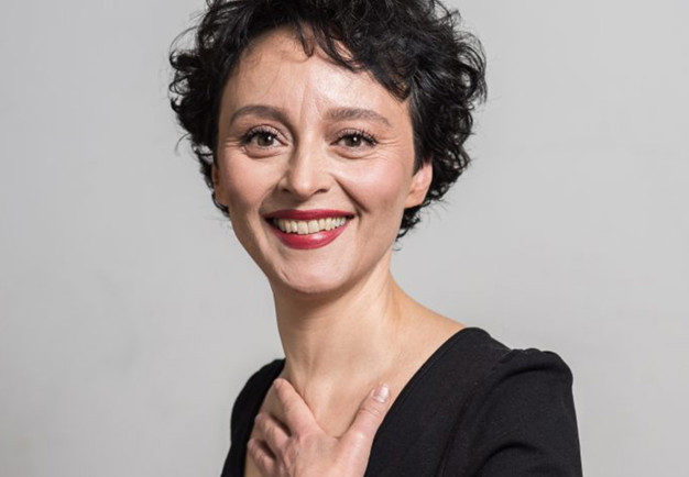 Kvinna som ler. Fotografi.