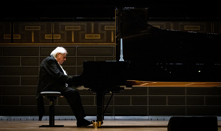 Man som spelar piano. Fotografi.